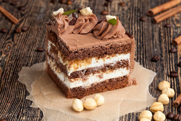 Pedazo de pastel en capas con nueces y caramelo