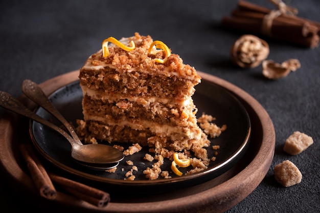 Pedazo de pastel casero con canela en plato negro