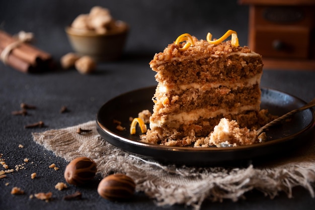 Pedazo de pastel casero con canela en plato negro