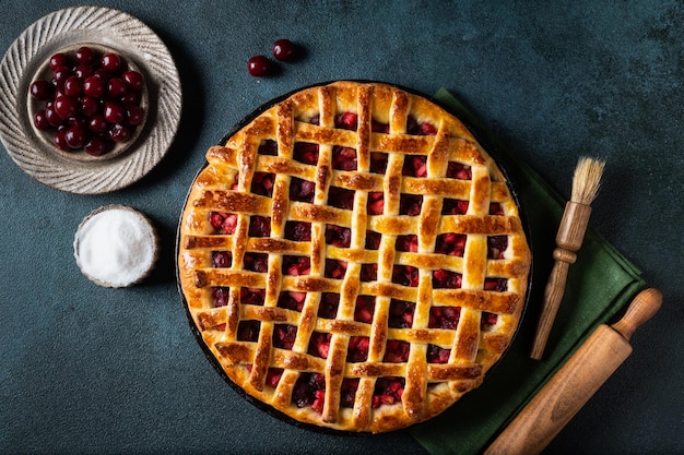 Pedazo de pastel de cereza con una corteza escamosa sobre fondo oscuro Vista superior Pastel americano Postre de cereza Flatlay Relleno de cereza