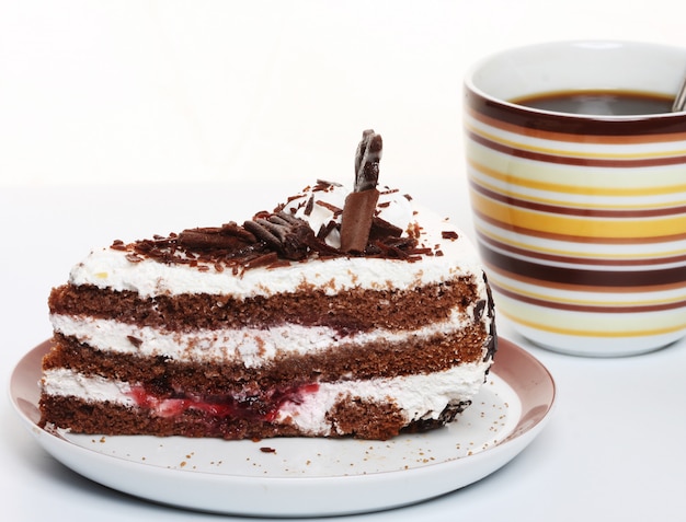 pedazo de pastel de chocolate con café