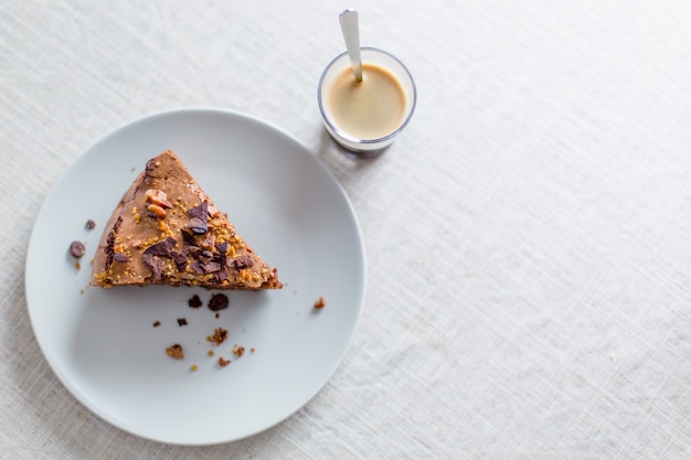 pedazo de pastel de chocolate casero con nueces y espresso listo para tomar