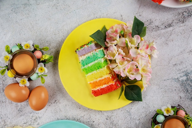 Pedazo de pastel colorido y huevos marrones para la fiesta de Pascua.