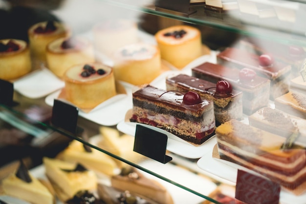 Un pedazo de pastel en una confitería de escaparate