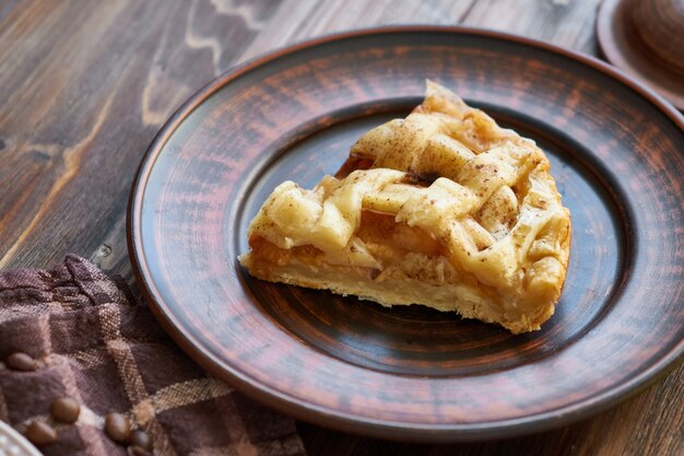 Pedazo de pastel de durazno en un plato con granos de café de cerca