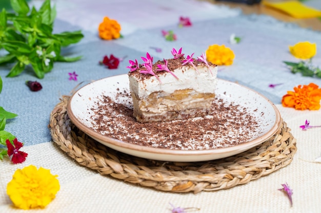 Un pedazo de pastel está sentado en un plato en la mesa