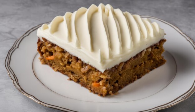 Foto un pedazo de pastel con glaseado blanco en un plato