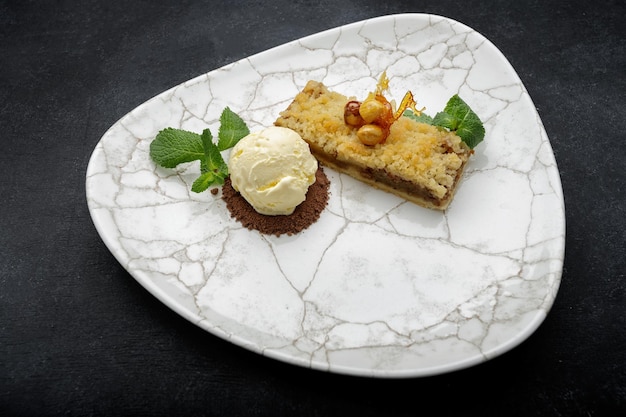 Pedazo de pastel con manzanas y helado