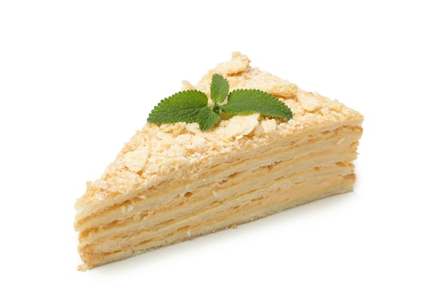 Pedazo de pastel de Napoleón con menta aislado en blanco