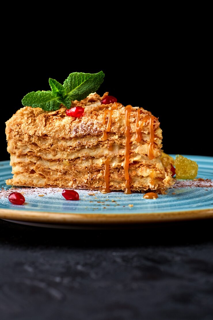 Foto pedazo de pastel de napoleón. pastel a capas con natillas