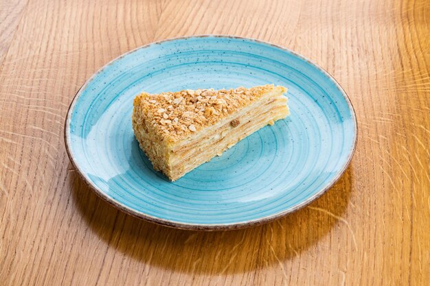 Un pedazo de pastel de Napoleón en un plato azul