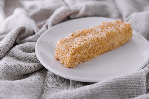 Pedazo de pastel de napoleón en un plato