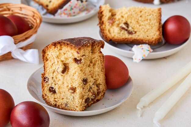 Pedazo de pastel de pascua con huevos de color marrón sobre un fondo claro