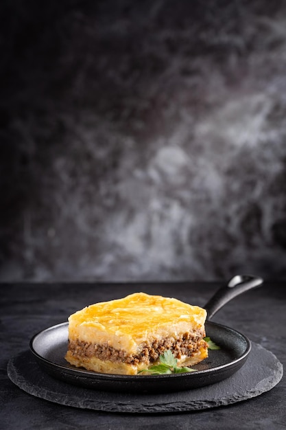 Pedazo de pastel de pastor en plato oscuro