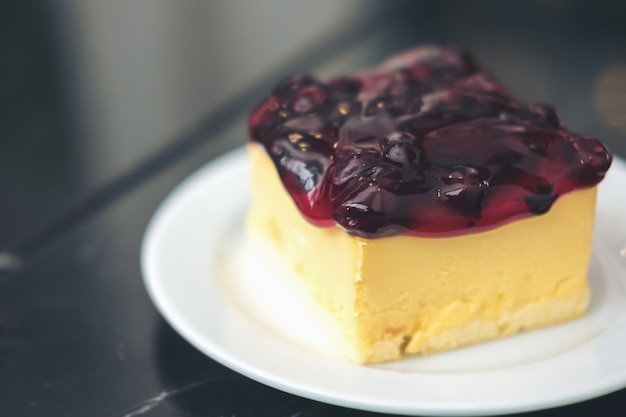 Un pedazo de pastel de queso de arándano