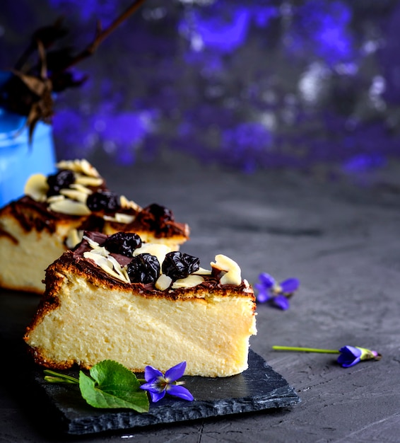 Pedazo de pastel de queso en una pizarra negra