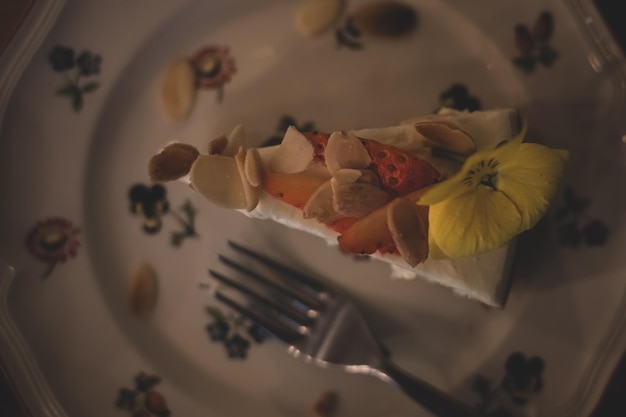 Pedazo de pastel Tarta de queso con bayas y pistachos. Postre con frutas. Estilo vintage.