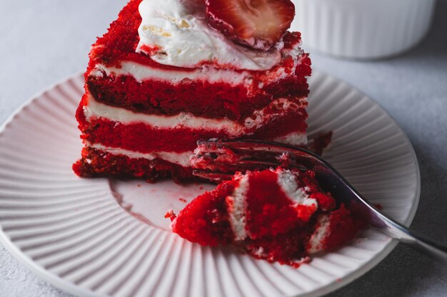 Foto un pedazo de pastel de terciopelo rojo en un plato