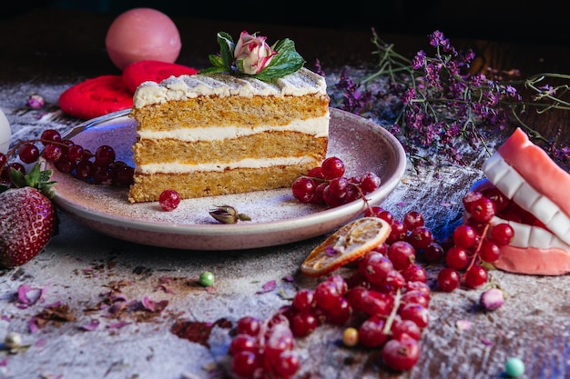 Pedazo de pastel de zanahoria dulce con crema deliciosa