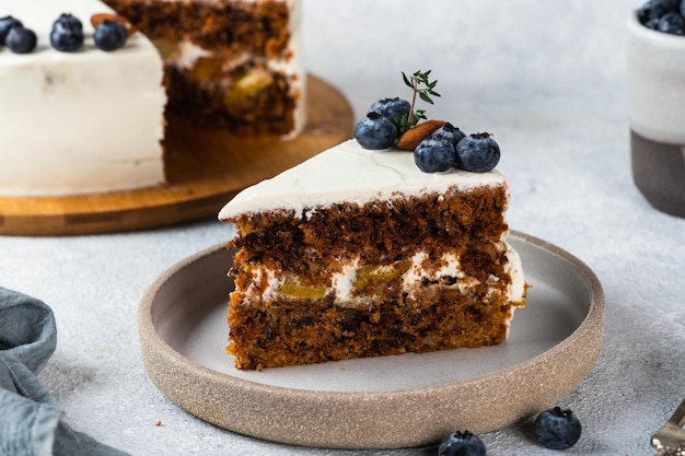 Pedazo de pastel de zanahoria con nueces y arándanos sobre fondo oscuro. Comida local. Torta tradicional americana. Pastel para el día de acción de gracias. Pastel de Navidad.