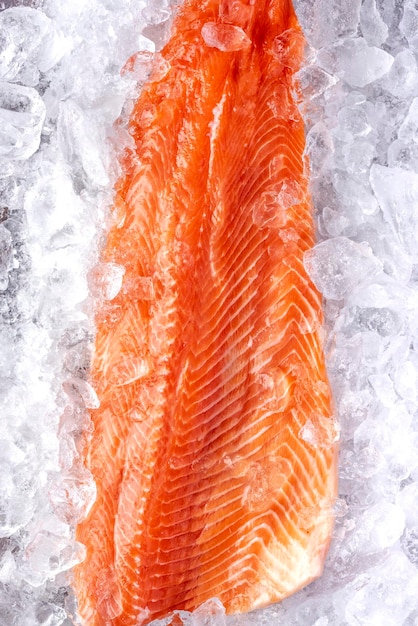 Pedazo de pescado salmón crudo fresco sobre hielo
