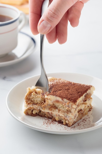 Pedazo de postre de pastel de tiramisú casero