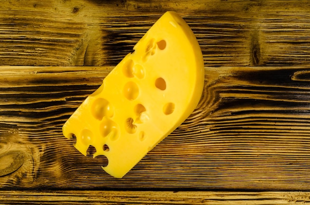 Pedazo de queso en la mesa de madera Vista superior
