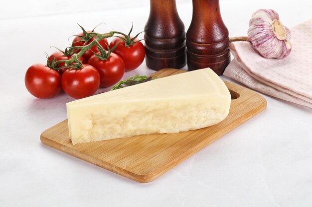 Pedazo de queso parmesano italiano duro y delicioso