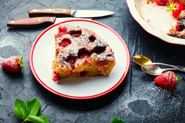 Pedazo de sabroso pastel de fresa casero en un plato