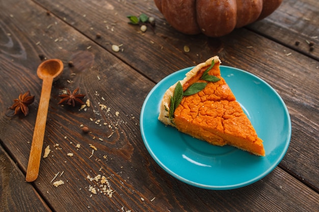 Pedazo de tarta de calabaza dulce en madera