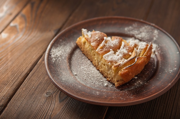 Pedazo de tarta casera en un plato