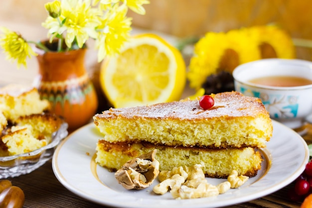 Pedazo de tarta casera en un plato