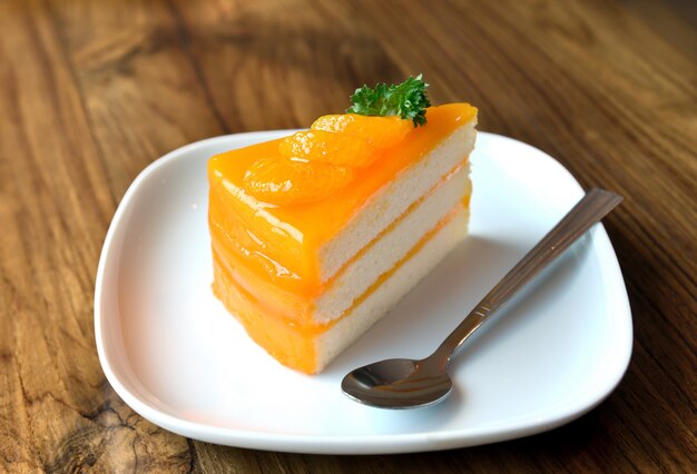 Pedazo de tarta de naranja casera