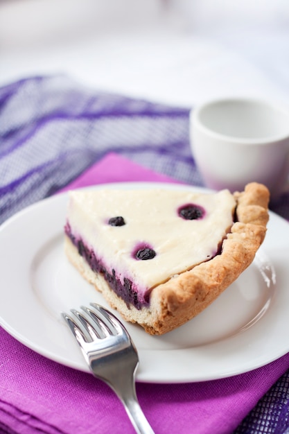 Pedazo de tarta de queso con arándanos en un plato