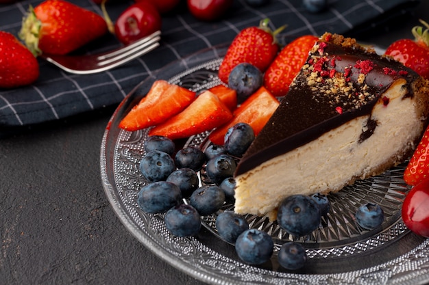 Pedazo de tarta de queso con chocolate y bayas