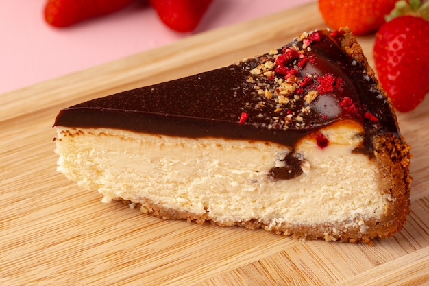 Pedazo de tarta de queso con chocolate y bayas