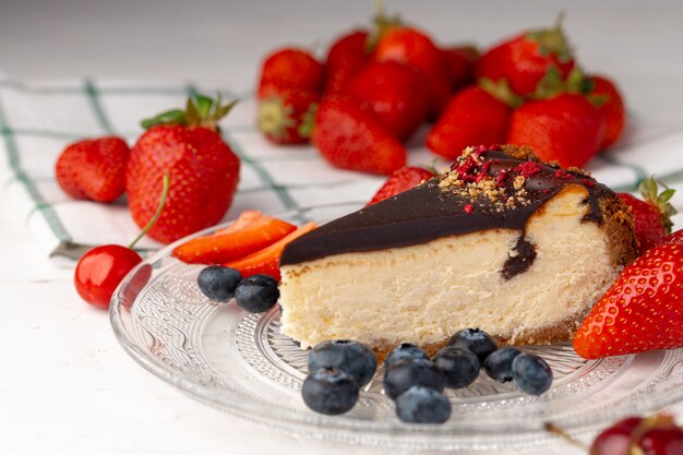 Pedazo de tarta de queso con chocolate y bayas