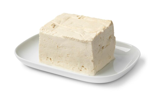 Pedazo de tofu de seda fresco en un cuenco blanco
