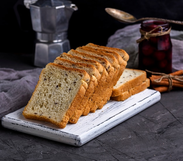 Pedazos cuadrados de pan de harina de trigo blanco.