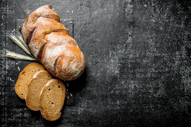 Pedazos de pan de centeno fresco