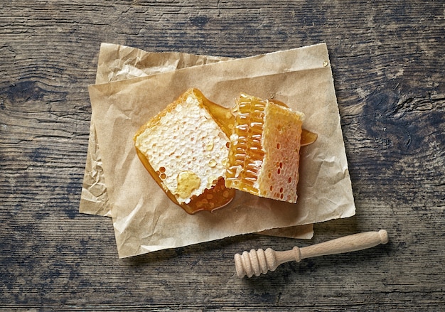 Pedazos de panal de miel fresca en la mesa de la cocina de madera rústica, vista superior