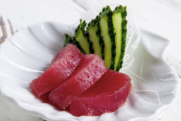 Pedazos de pepino y plato de pescado con carne de pescado crudo mejor atún para comida sashimi con sabor específico