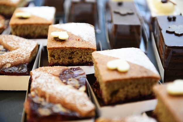 Pedazos de tortas en cajas