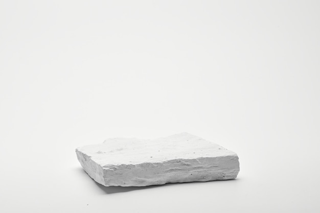 Pedestal de piedra plana estandarte blanco fondo de bandera concepto de minimalismo escenario de presentación de producto de exhibición de podio vacío