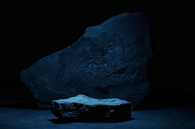 Pedestal de piedra plana con luz de neón azul, plantilla, fondo de pancarta, concepto de minimalismo, escenario de presentación de productos en un podio vacío