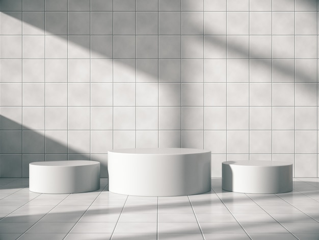 Pedestales blancos para exhibir productos en una sala de azulejos con luces laterales naturales