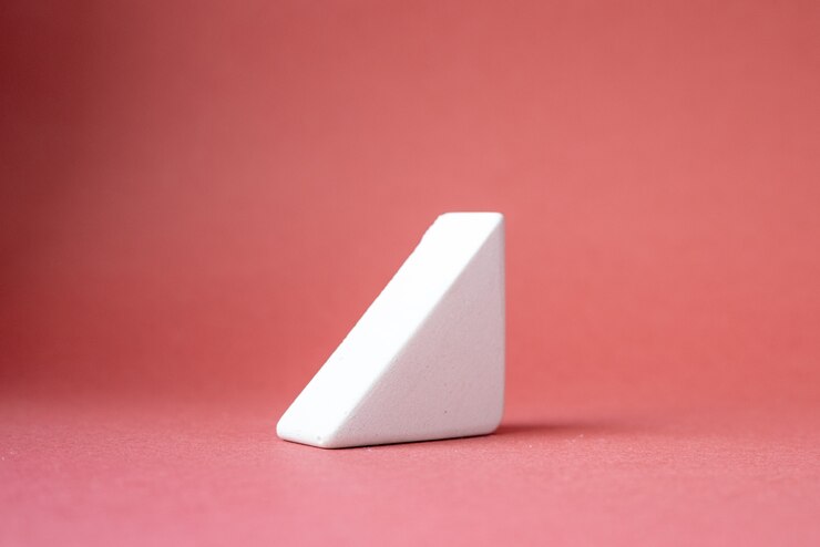 Foto pedestales en forma de círculo de cocncrete blanco sobre rosa rojo