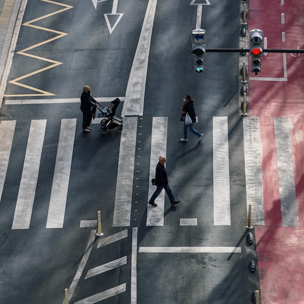 Foto pedestre atravessando a faixa de pedestres na cidade de bilbao, país basco, espanha