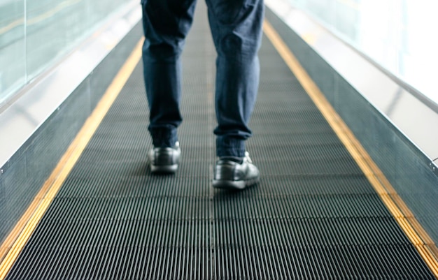 Foto pedestre caminhando com desfoque de movimento de zoom