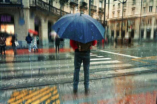 pedestre com guarda-chuva em dias chuvosos no inverno